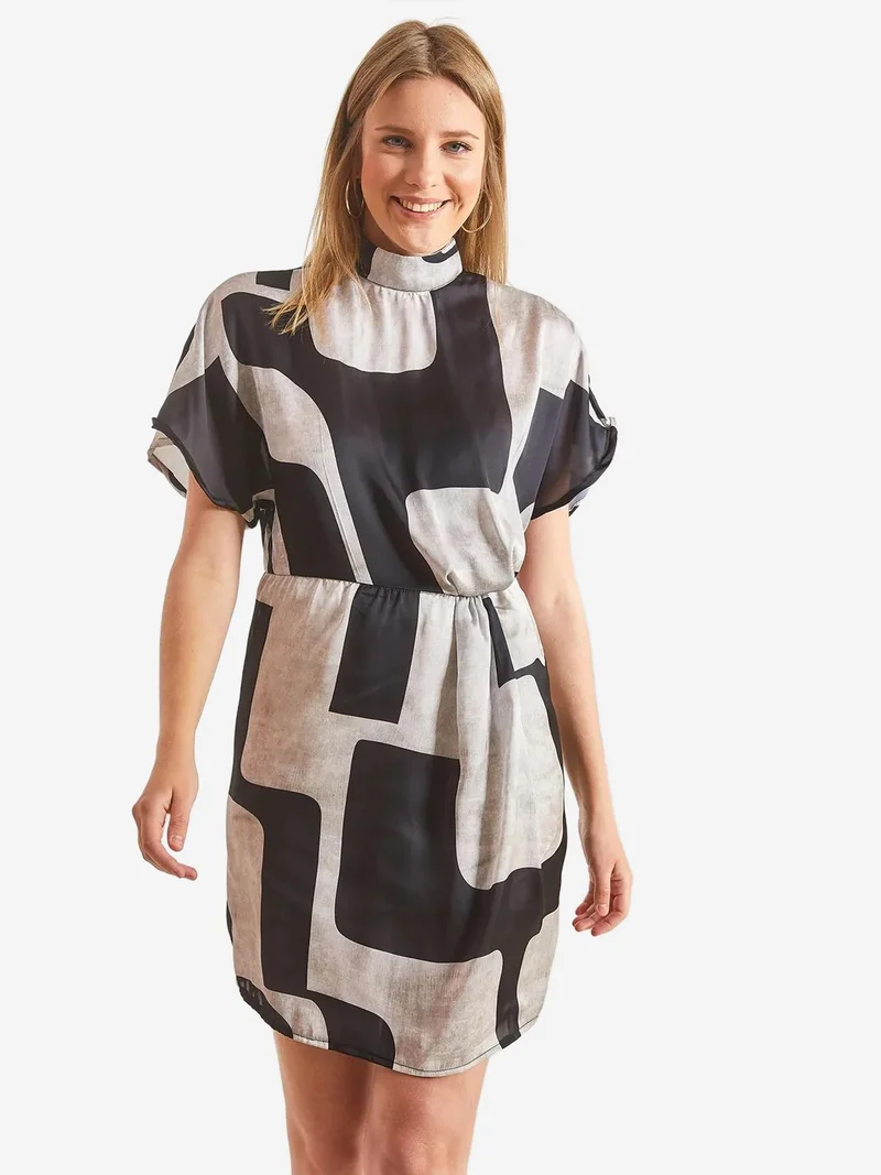 بيانكو لوتشي فستان قصير برقبة نصف عالية مزين بالترتر من لوتشي