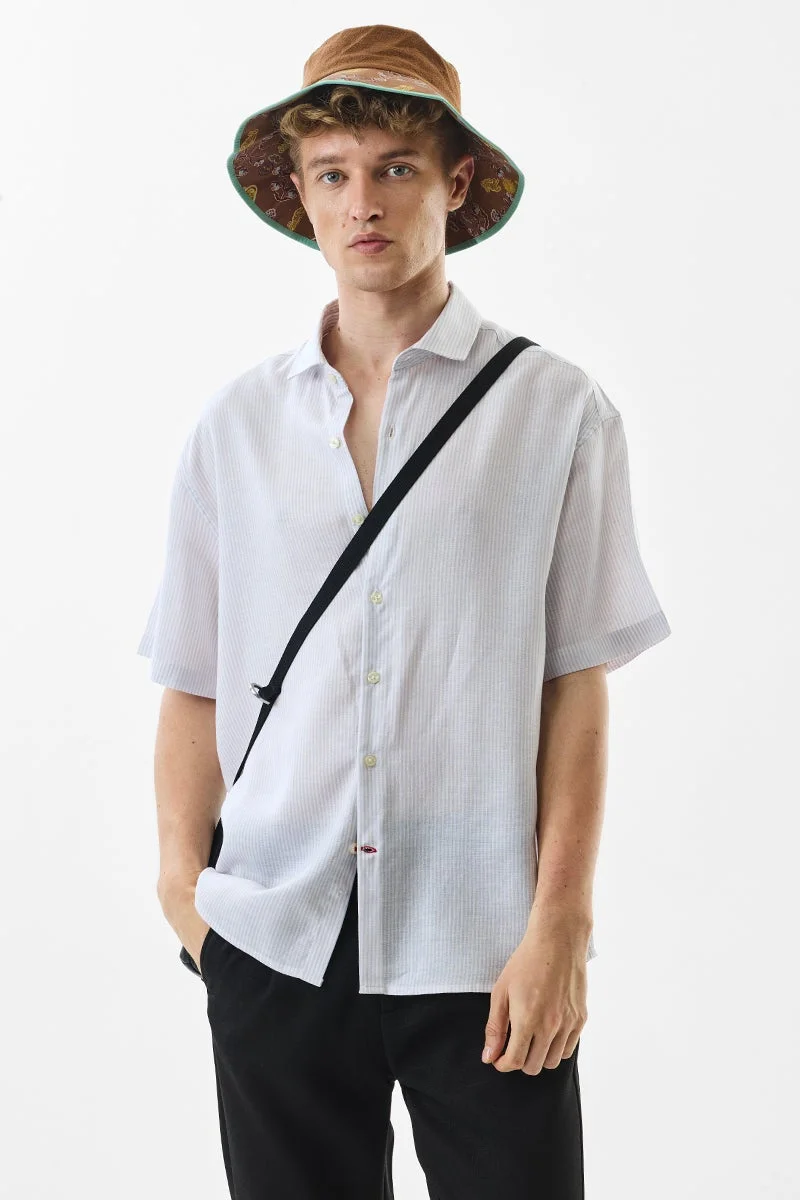 سنيتش قميص أبيض مخطط بنقشة مخططة ونسيج كتان بقصة مريحة