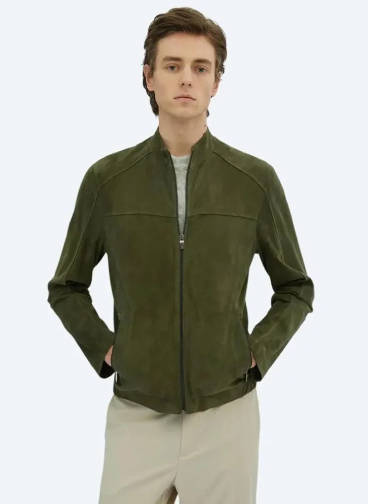 كيب معطف جلدي أنيق غير رسمي بلون الكاكي، بياقة عالية وقصة عادية.