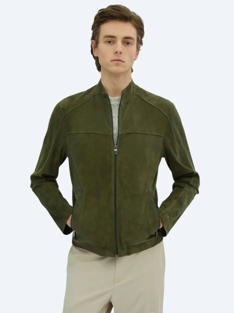 كيب معطف جلدي أنيق غير رسمي بلون الكاكي، بياقة عالية وقصة عادية.