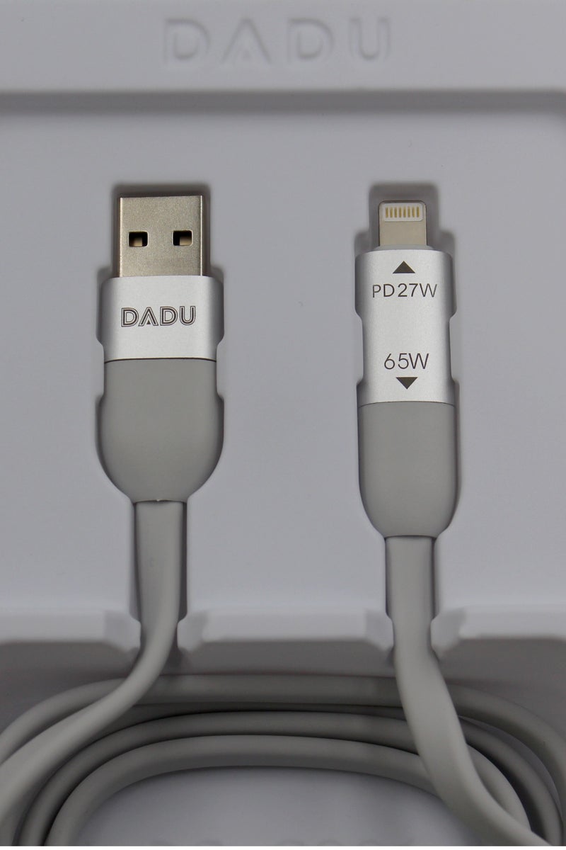 دادو كابل USB-C 4 في 1 مع شاشة عرض القوة الكهربائية (65 واط) - اشحن 4 أجهزة بكابل واحد! يتميز بوجود USB-C، وLightning، وMicro USB، وUSB-A. شحن سريع بقدرة 65 واط، ومزامنة البيانات، وعرض الطاقة في الوقت الفعلي. نايلون مسطح مضفر من أجل المتانة والاستخدام الخالي من التشابك. - Image 3