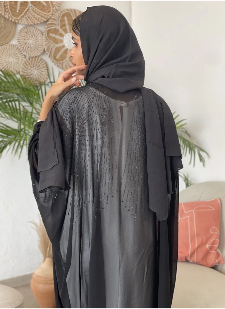 Bisht wrap abaya made of light fabric and decorated with lobes on the front and back in a soft way, adding elegance and elegance, with a plain black veil.