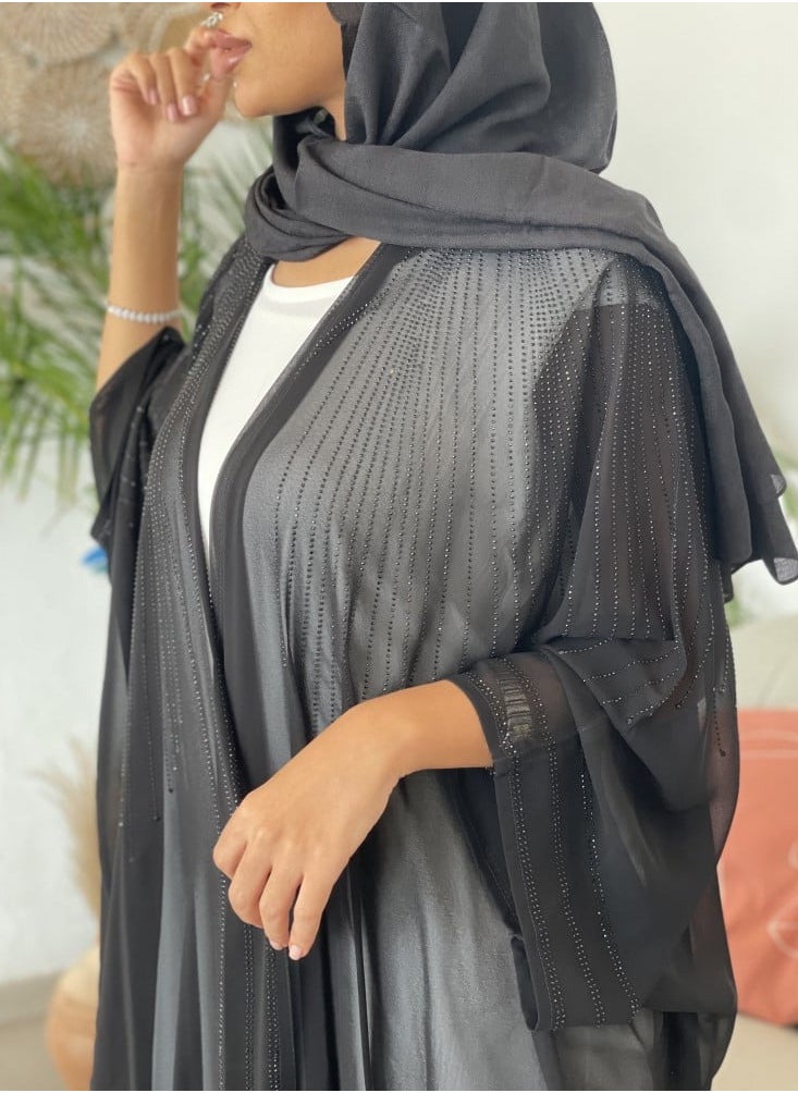 Bisht wrap abaya made of light fabric and decorated with lobes on the front and back in a soft way, adding elegance and elegance, with a plain black veil.