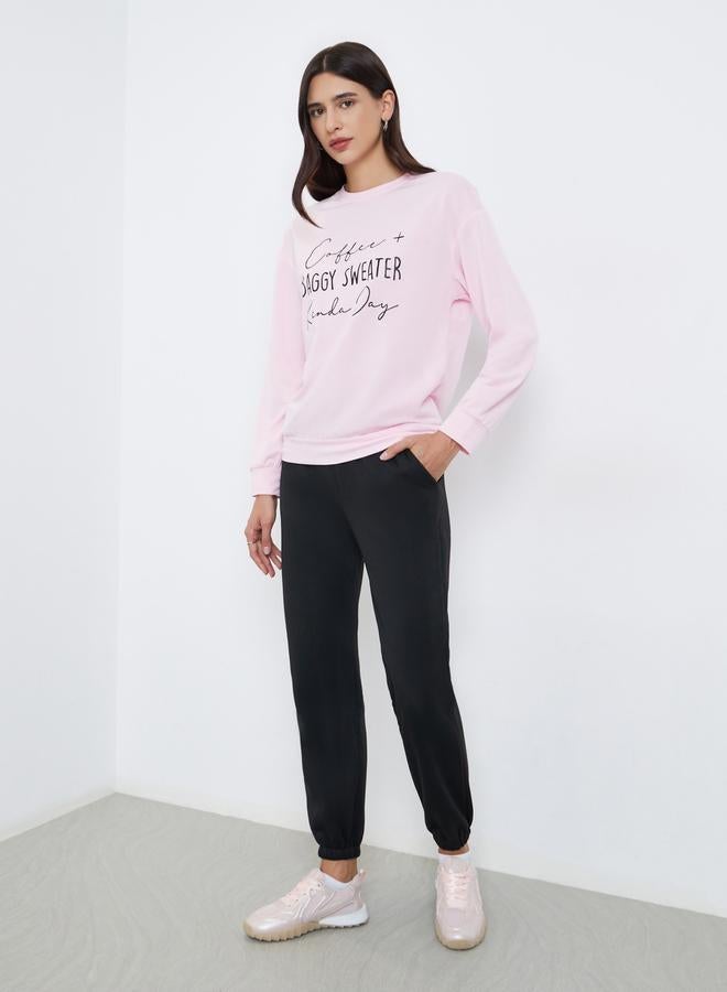 تايك تو سويت شيرت بطبعة عبارة بقصة عادية - Image 2