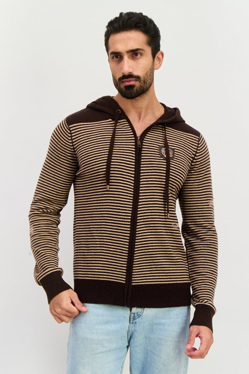 Ed Hardy سويت شيرت رجالي بغطاء رأس بشعار العلامة التجارية بأكمام طويلة، مزيج بني - Image 1