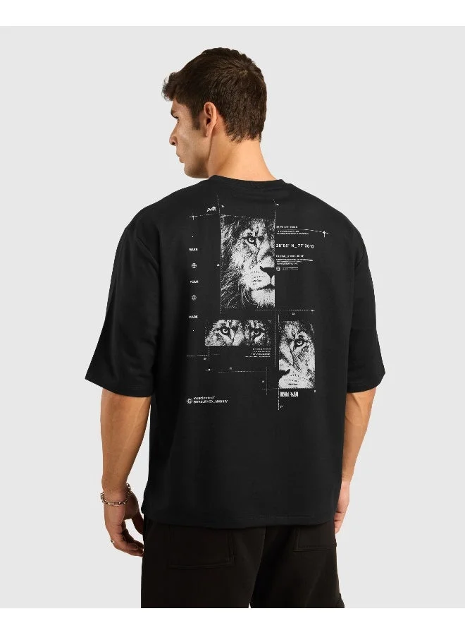 ماسلميند تيشيرت رجالي واسع بياقة منسدلة وطبعة جرافيك، نسيج فائق النعومة مقاوم للتوبير مع ثبات اللون وسرعة الجفاف لراحة طوال اليوم