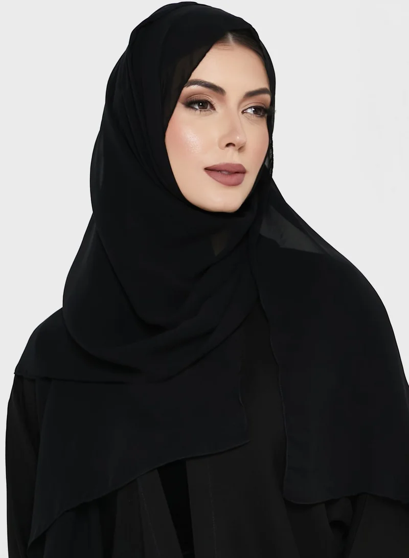 هيا كلوزيت عباية مرصعة بياقة V