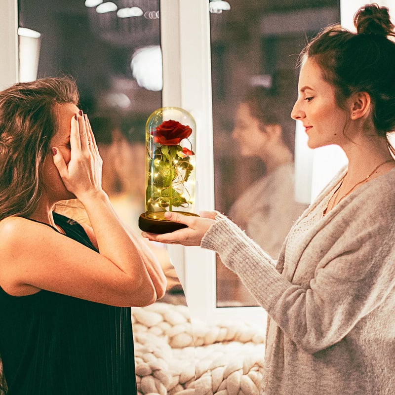 SW وردة محفوظة SW وردة مسحورة حمراء من الحرير في قبة زجاجية مع أضواء LED قاعدة من الصنوبر، هدايا رومانسية للديكور المنزلي للأم والنساء في عيد الحب وعيد الميلاد وعيد الأم وذكرى الزواج و عيد الميلاد - Image 3