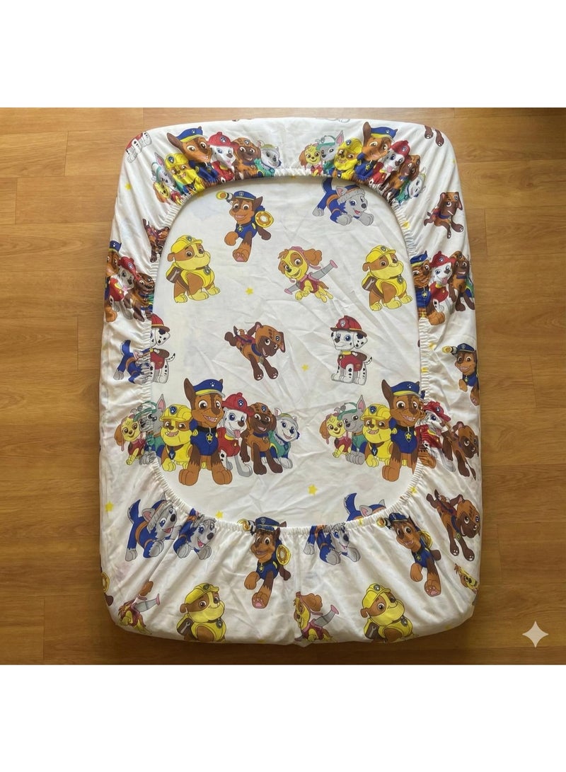 طقم سرير حديثي الولادة  من يارلن (2 ملاية سرير بأستيك لسرير مقاس 120*70*10 - تصميم هابي دوجز و الفيل) - Image 1