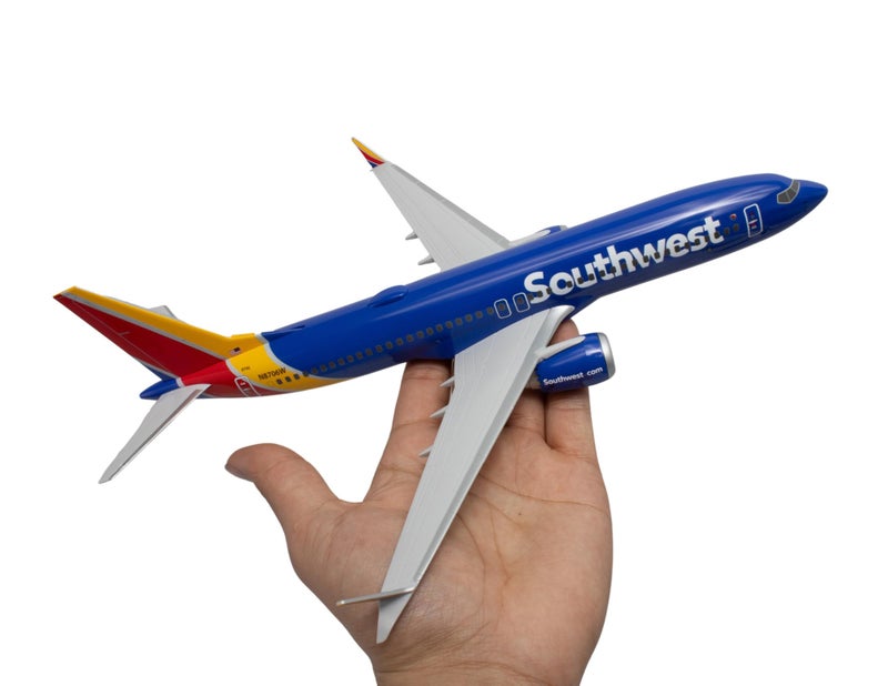 Daron نموذج دارون سكاي ماركس لطائرة بوينغ 737 ماكس 8 من خطوط ساوث ويست الجوية مقياس 1:130 مع قبة واي فاي وحامل - Image 2