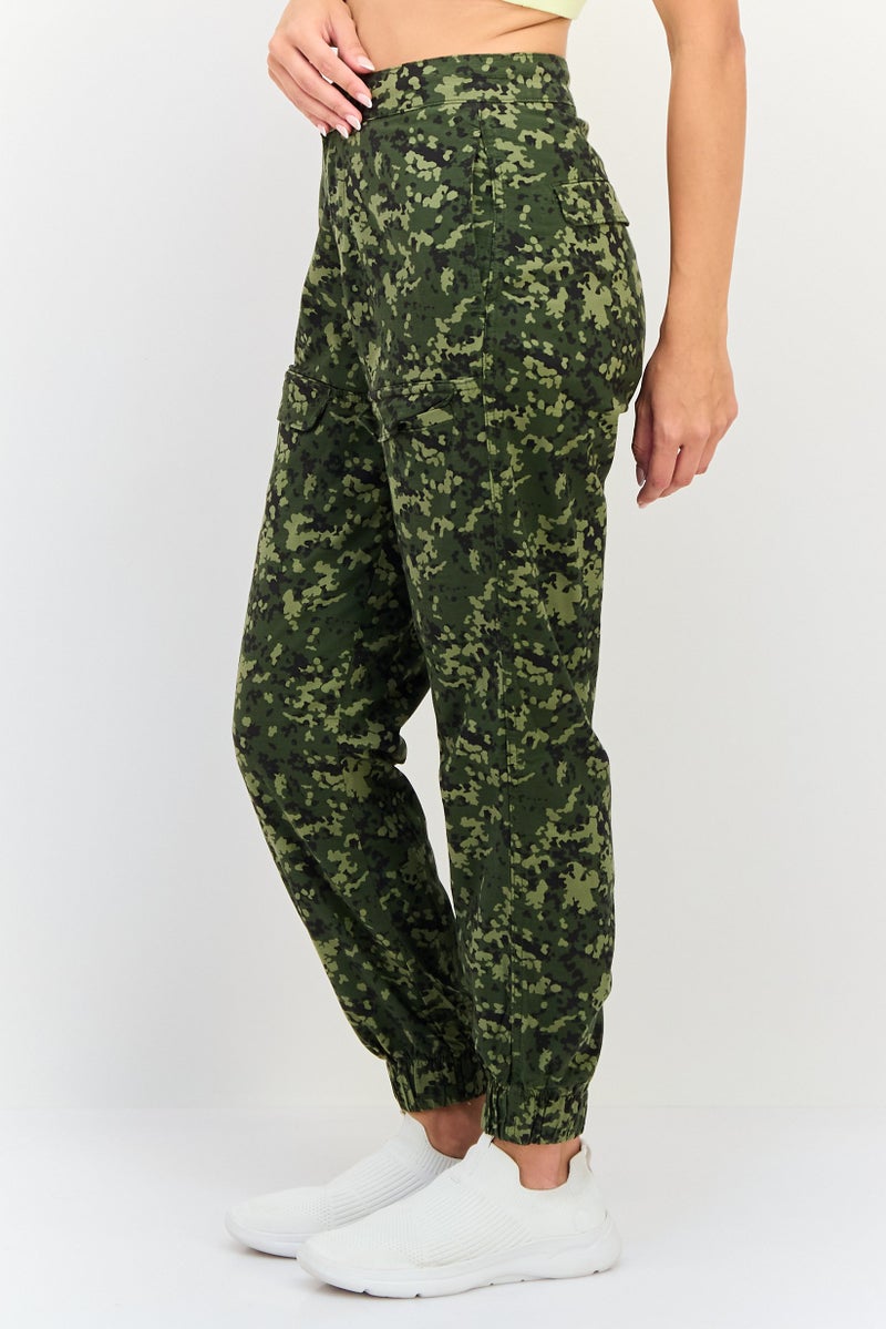 Levi's سروال جوجر نسائي بقصة عادية بتصميم تمويه قابل للتمدد، متعدد الألوان - Image 2