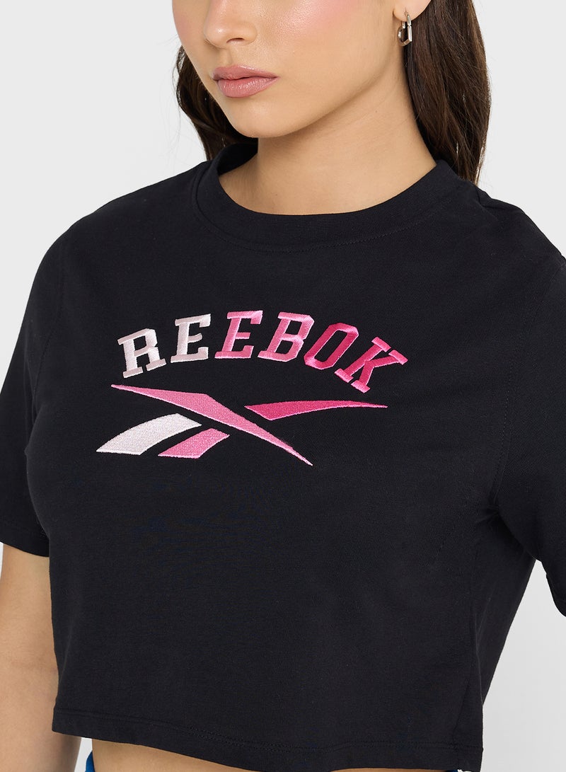 ريبوك تيشيرت قصير بياقة دائرية من إيريس - Image 3