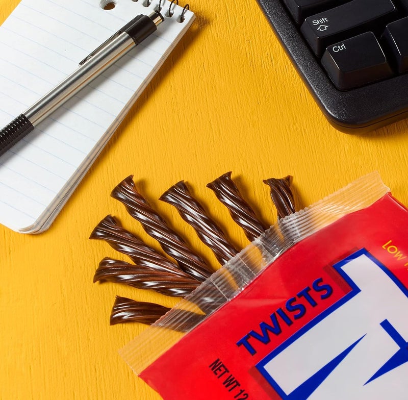 Twizzlers لولبيات بنكهة الشوكولاتة - عبوة من 2-12 أونصة - وجبات خفيفة منخفضة الدهون - ممتعة للمشاركة - حلوى كلاسيكية لجميع أفراد الأسرة - Image 5