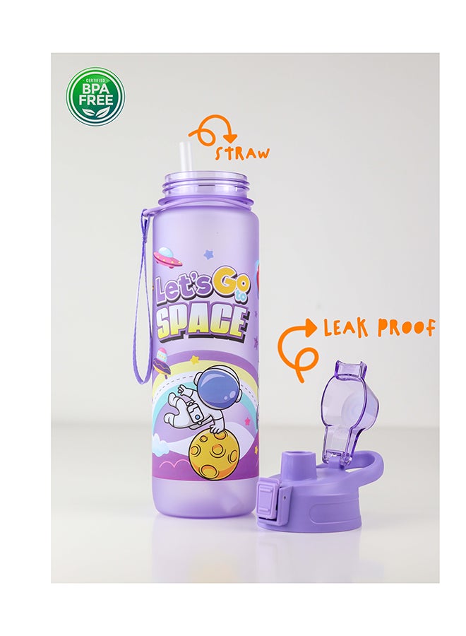 توشيونيكس زجاجة مياه كبيرة للأطفال سعة 1000 مل مع شفاطة وغطاء قلاب - مقبض وحزام - بلاستيك مانع للتسرب خالٍ من مادة BPA، تصميم رائد فضاء بموضوع الفضاء، تتضمن ورقة ملصقات، مادة غير سامة، فوهة واسعة، خفيفة الوزن ومتينة، مناسبة للمدرسة والسفر والاستخدام في الهواء الطلق - زجاجة قابلة لإعادة الاستخدام للجميع في كل مكان - Image 3