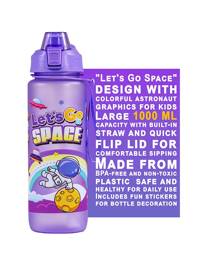 توشيونيكس زجاجة مياه كبيرة للأطفال سعة 1000 مل مع شفاطة وغطاء قلاب - مقبض وحزام - بلاستيك مانع للتسرب خالٍ من مادة BPA، تصميم رائد فضاء بموضوع الفضاء، تتضمن ورقة ملصقات، مادة غير سامة، فوهة واسعة، خفيفة الوزن ومتينة، مناسبة للمدرسة والسفر والاستخدام في الهواء الطلق - زجاجة قابلة لإعادة الاستخدام للجميع في كل مكان - Image 2