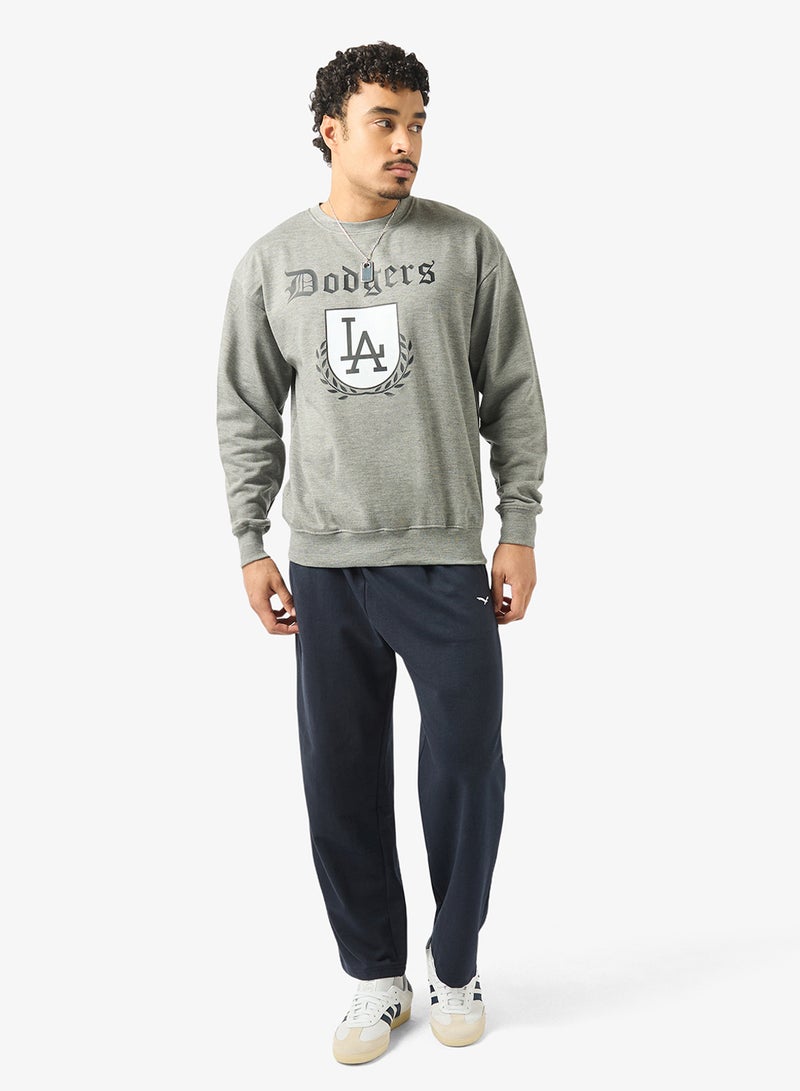 سفنتي فايف بيسيكس بنطلون رياضي فضفاض بتصميم جرافيك - Image 2