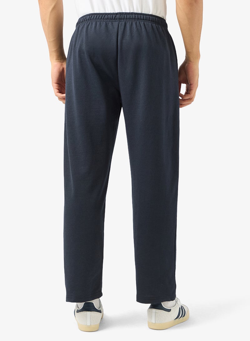 سفنتي فايف بيسيكس بنطلون رياضي فضفاض بتصميم جرافيك - Image 3