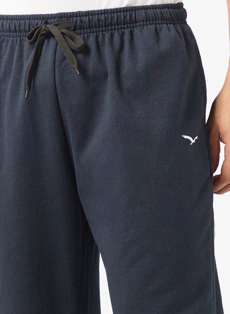 سفنتي فايف بيسيكس بنطلون رياضي فضفاض بتصميم جرافيك - Image 4