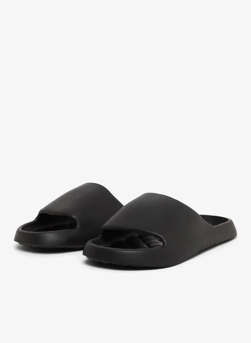 ستايلي شبشب سهل الارتداء بتفاصيل بارزة الملمس