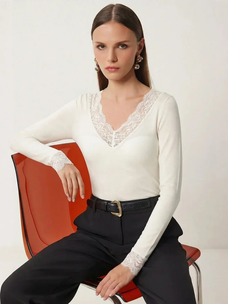 السعادة في إسطنبول ISTANBUL Lace V-Neck Slim Fit Blouse