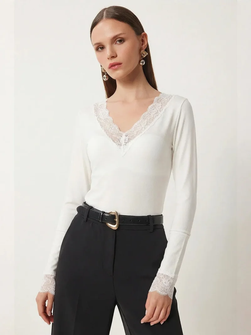 السعادة في إسطنبول ISTANBUL Lace V-Neck Slim Fit Blouse