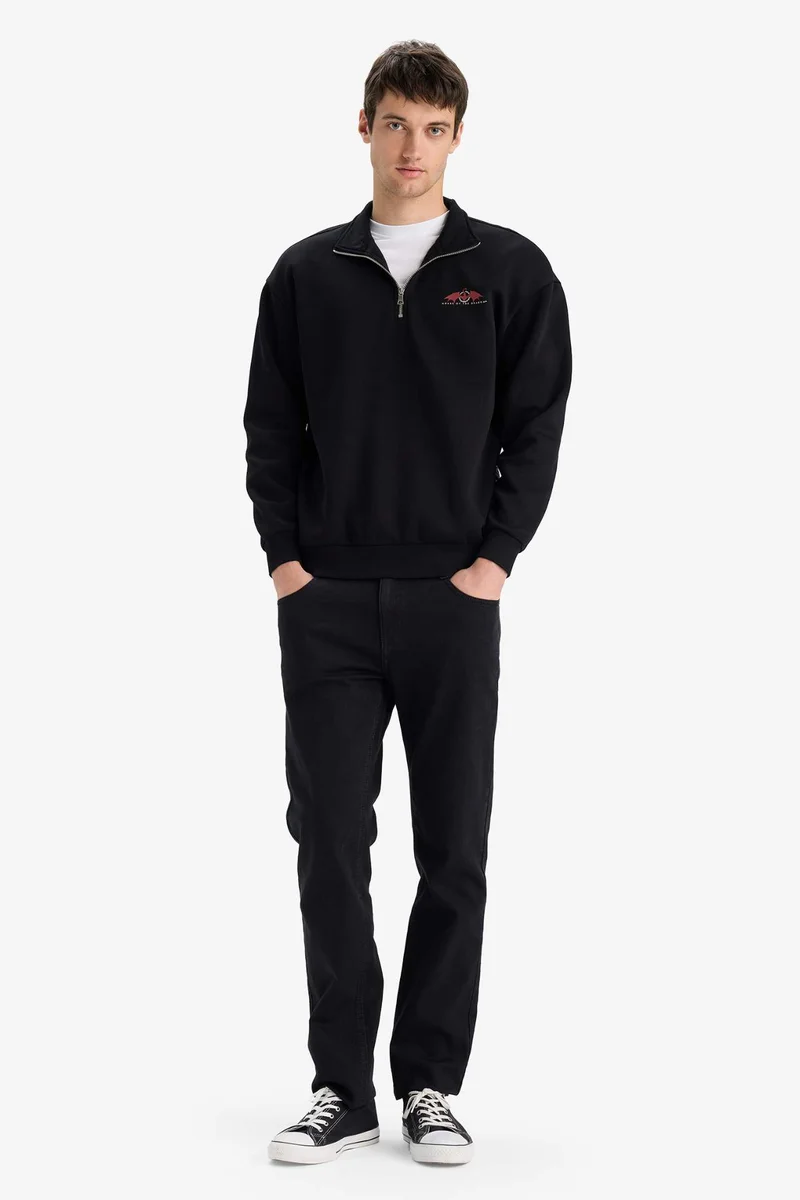 ديفاكتو House of the Dragon Boxy Fit Zippered Back Printed Sweatshirt