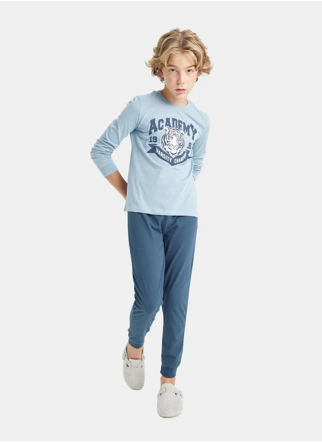 ديفاكتو Graphic Print Long Sleeve T-Shirt & Pyjama Set by Styli