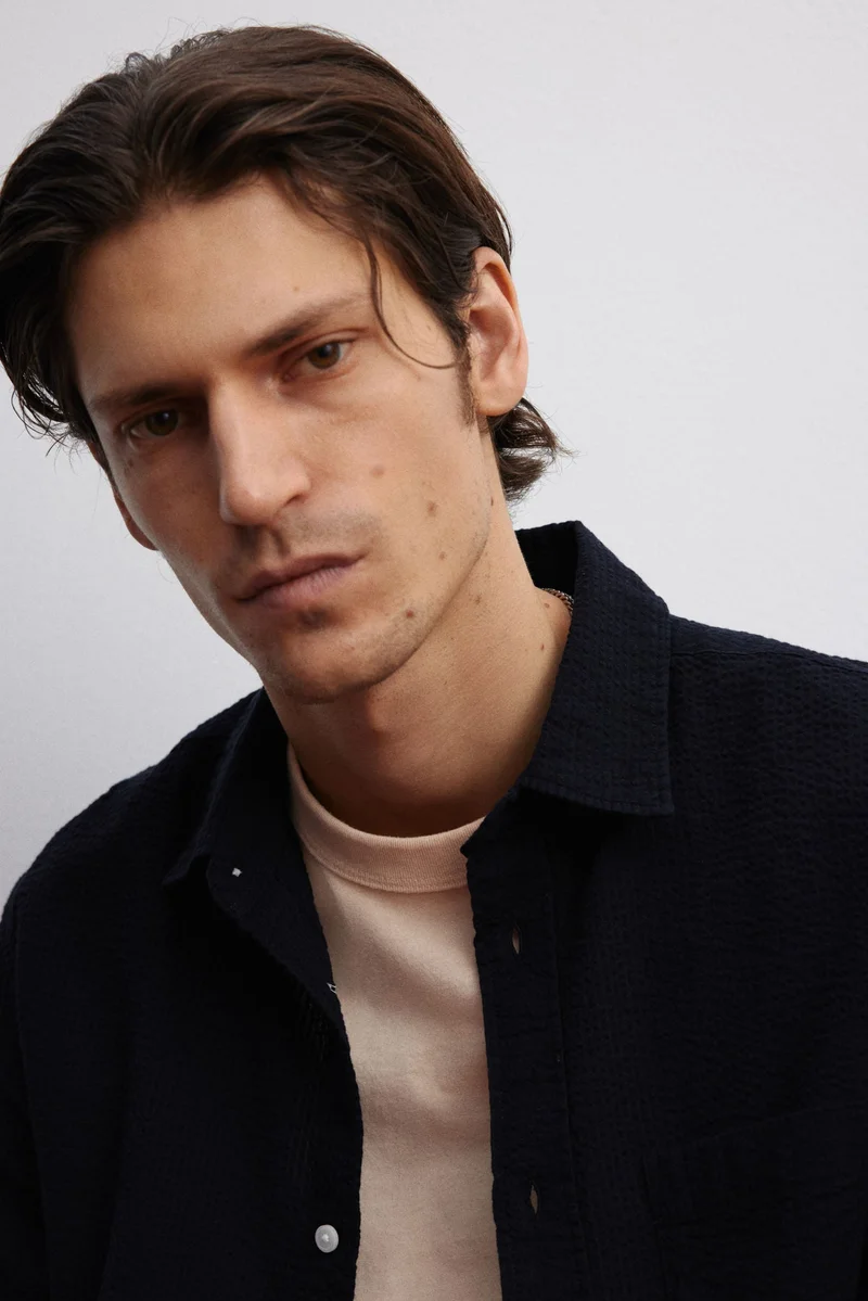 اتش اند ام قميص من قطن سيرساكر بقصة فضفاضة