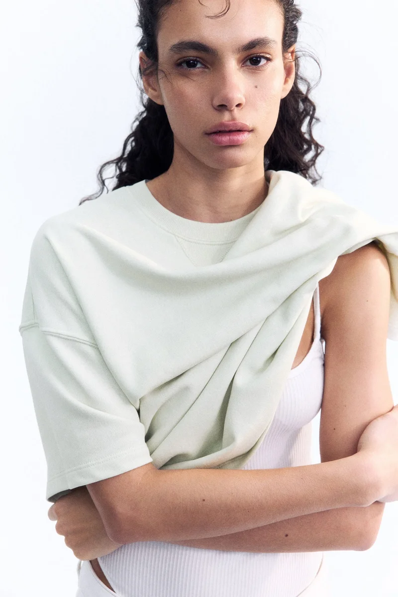 اتش اند ام سويت شيرت فضفاض بأكمام قصيرة