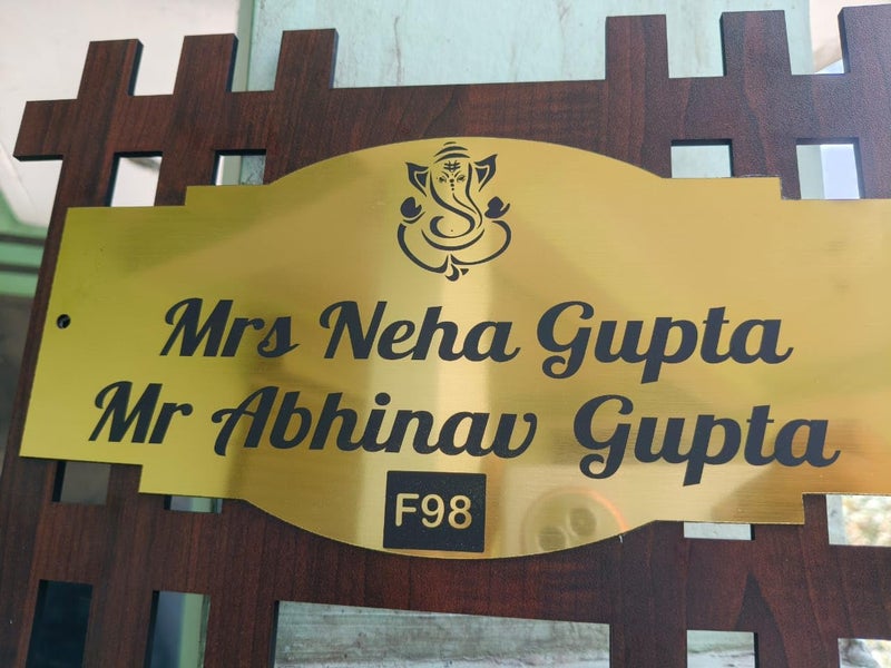 HomeEcho لوحات أسماء أبواب فاخرة مقاومة للماء مخصصة لمدخل المنزل (15x30 سم) مع حروف ثلاثية الأبعاد - مثالية لمداخل المنزل والمكتب مع براغي من الفولاذ المقاوم للصدأ || لوحات أسماء الأبواب (ABSGOLD) - Image 1