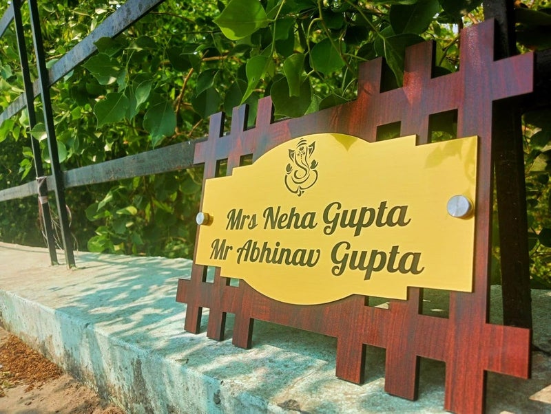 HomeEcho لوحات أسماء أبواب فاخرة مقاومة للماء مخصصة لمدخل المنزل (15x30 سم) مع حروف ثلاثية الأبعاد - مثالية لمداخل المنزل والمكتب مع براغي من الفولاذ المقاوم للصدأ || لوحات أسماء الأبواب (ABSGOLD) - Image 3