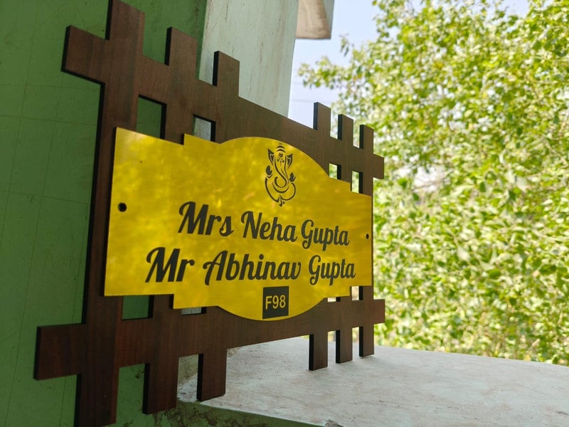 HomeEcho لوحات أسماء أبواب فاخرة مقاومة للماء مخصصة لمدخل المنزل (15x30 سم) مع حروف ثلاثية الأبعاد - مثالية لمداخل المنزل والمكتب مع براغي من الفولاذ المقاوم للصدأ || لوحات أسماء الأبواب (ABSGOLD) - Image 2