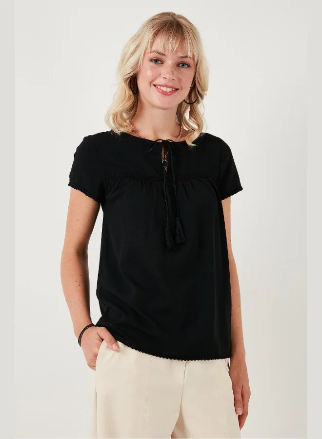 ليلا بلوزة نسائية بياقة ربطة وأكمام قصيرة بقصة عادية