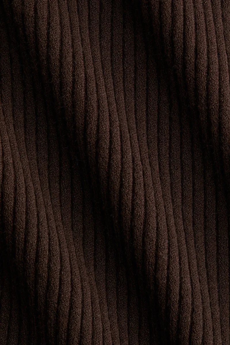 اتش اند ام فستان محبوك من نسيج مرن