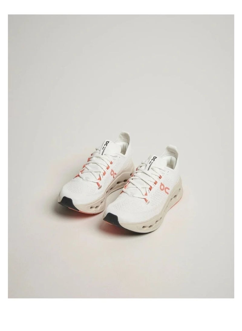 on Cloud surfer max sneakers Ivory/salmon - Image 2