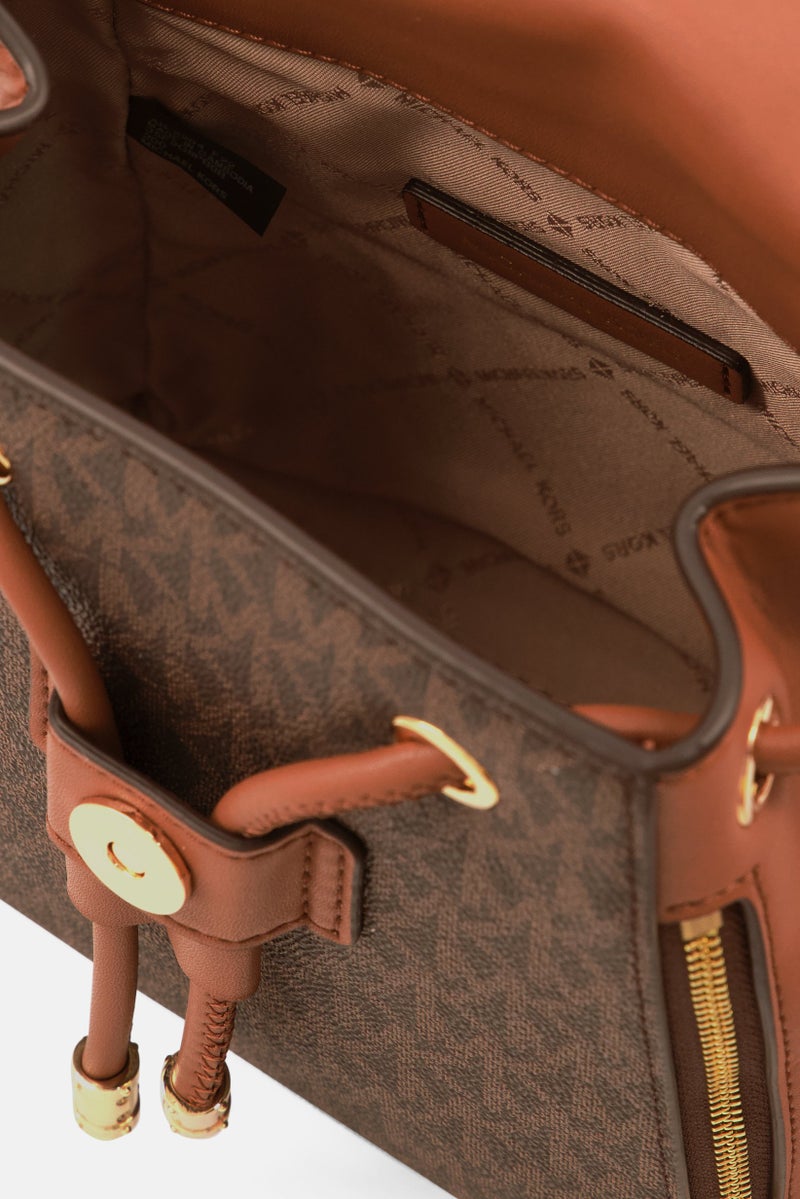 Michael Kors حقيبة ظهر نسائية بشعار العلامة التجارية Phoebe مقاس 22 سم ارتفاعًا × 18 سم طولاً × 9 سم عرضًا، باللون البني  - Image 4