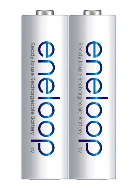 قطعتان من بطاريات Eneloop AA القابلة لإعادة الشحن باللون الأبيض