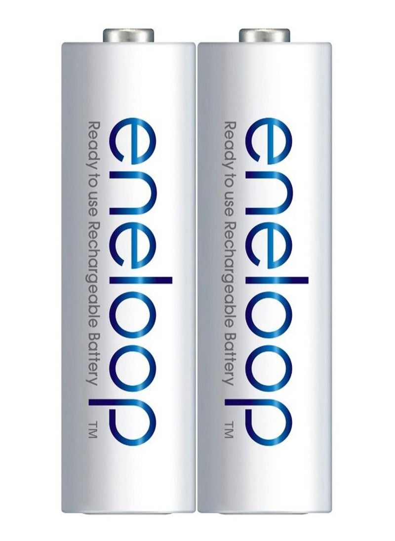 قطعتان من بطاريات Eneloop AA القابلة لإعادة الشحن باللون الأبيض