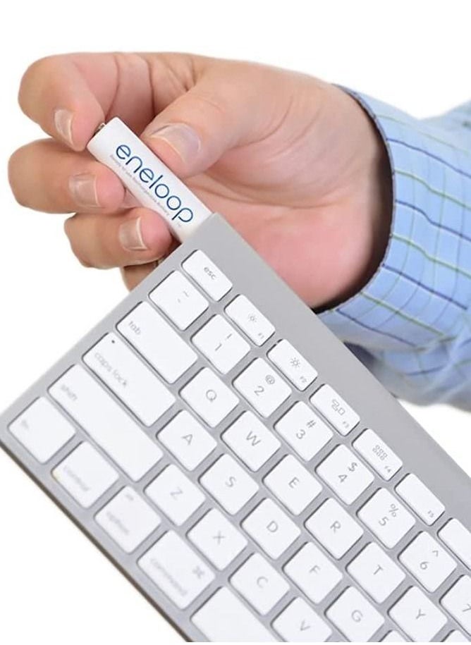 قطعتان من بطاريات Eneloop AA القابلة لإعادة الشحن باللون الأبيض