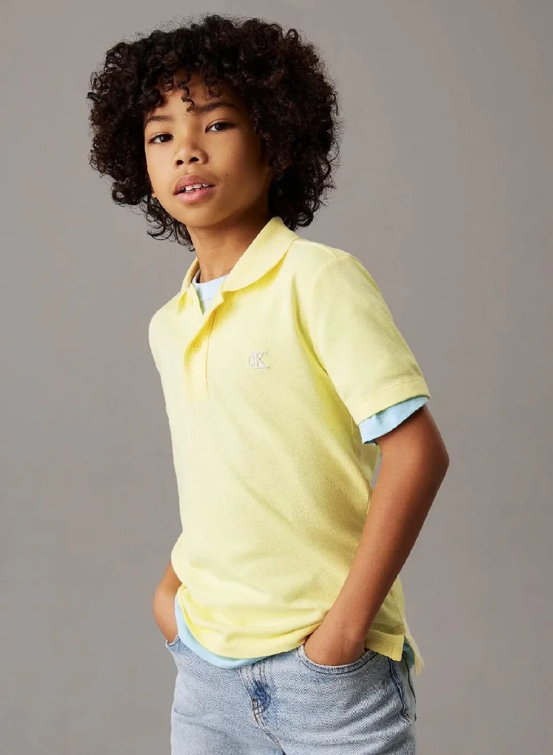 كالفن كلاين جينز بولوشيرت بخامة مرنة بنمط كتل الألوان