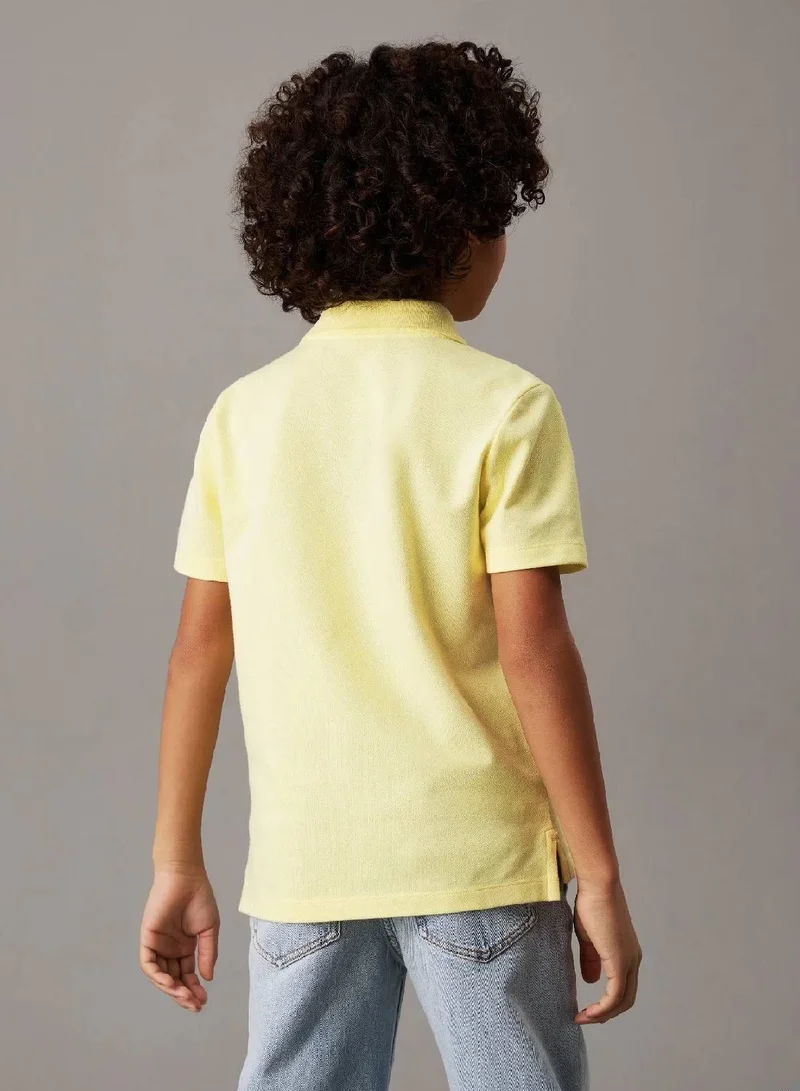 كالفن كلاين جينز بولوشيرت بخامة مرنة بنمط كتل الألوان