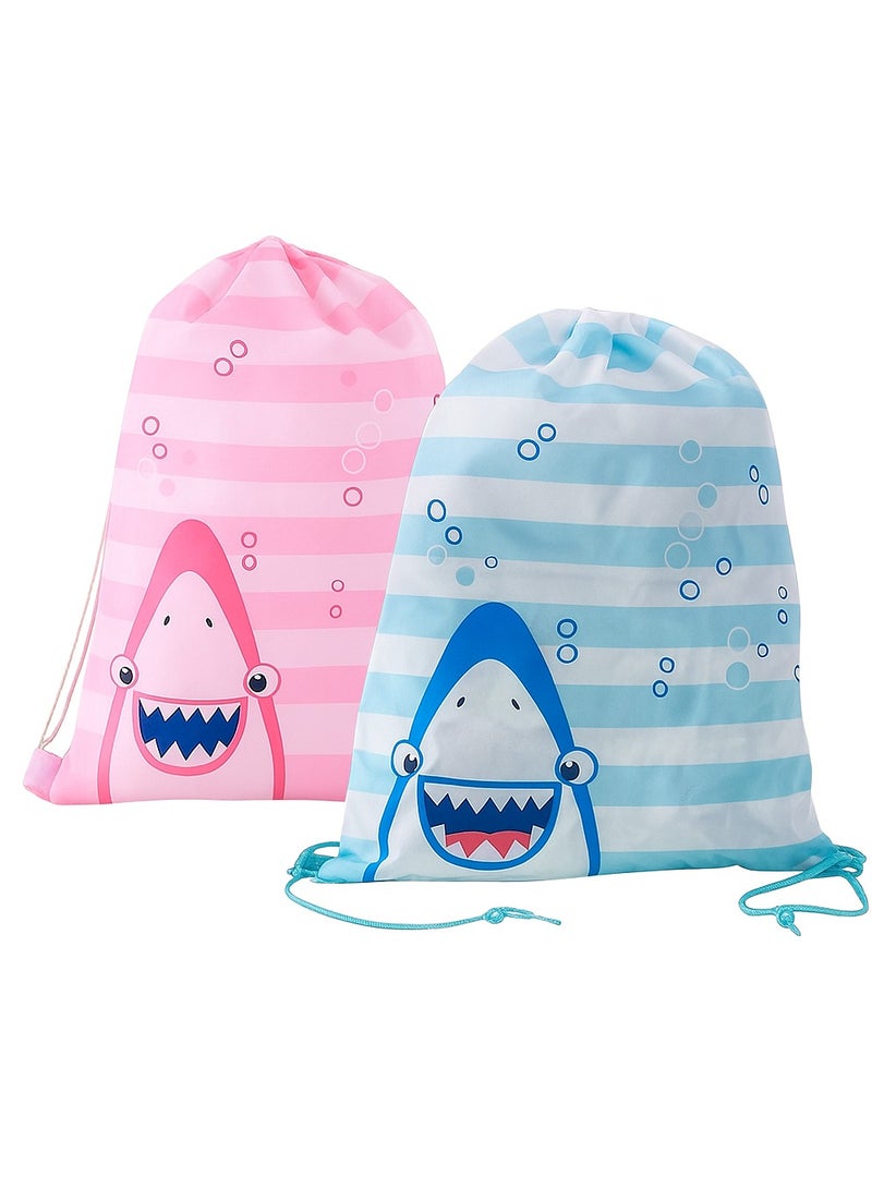 حقيبة ظهر للأطفال برباط على شكل سمكة قرش - حقيبة سباحة مقاومة للماء 42×33 سم، حقيبة رياضية خفيفة الوزن من البولي إيثيلين للأولاد والبنات، والشاطئ، وحمام السباحة، والسفر، ولوازم النظافة، والمدرسة، والحفلات وردي + أزرق - Image 1