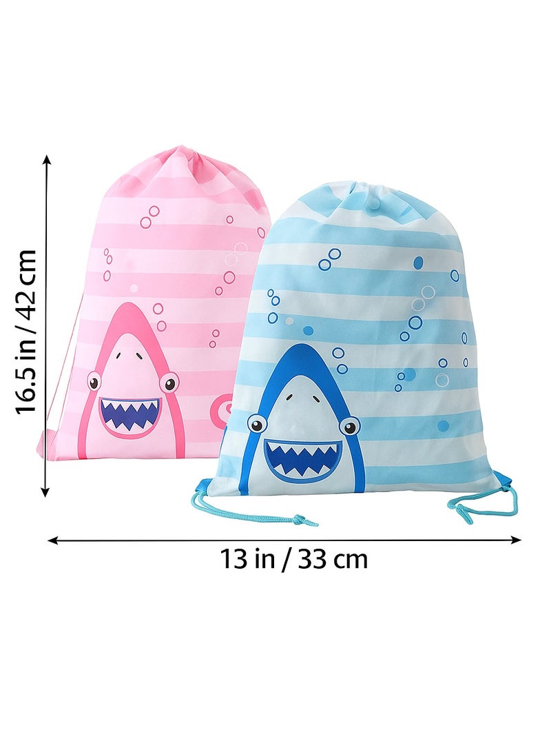 حقيبة ظهر للأطفال برباط على شكل سمكة قرش - حقيبة سباحة مقاومة للماء 42×33 سم، حقيبة رياضية خفيفة الوزن من البولي إيثيلين للأولاد والبنات، والشاطئ، وحمام السباحة، والسفر، ولوازم النظافة، والمدرسة، والحفلات وردي + أزرق - Image 2