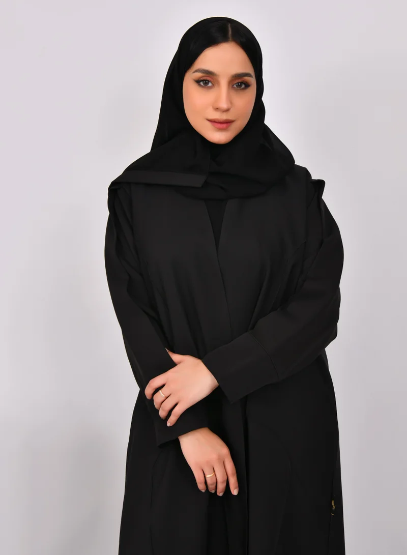 عبايات حوراء عباية عملية لف سوداء ربع كلوش بخطوط تفصيلية بارزة