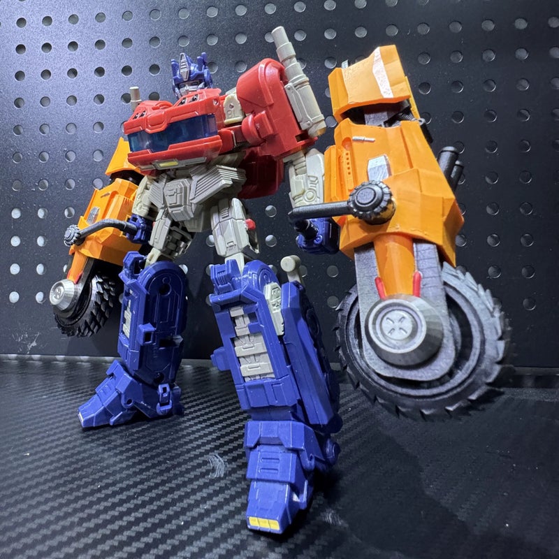 Transformable Optimus Prime Action Figure 20cm Collectible Robot Model - Image 3
