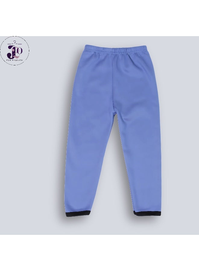 DODIE A stylish boys' set in blue with a black collar for a striking, modern look. It features the "‏DoDiPetto" logo, adding a simple, yet elegant, youthful touch. The set consists of a long-sleeved blouse with comfortable, practical pants, suitable for home or casual outings. - Image 2