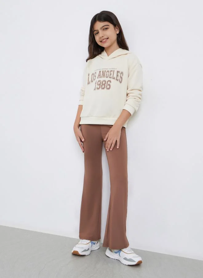 ستايلي مجموعة من هودي بطبعة كتابية مع ليقنز واسع