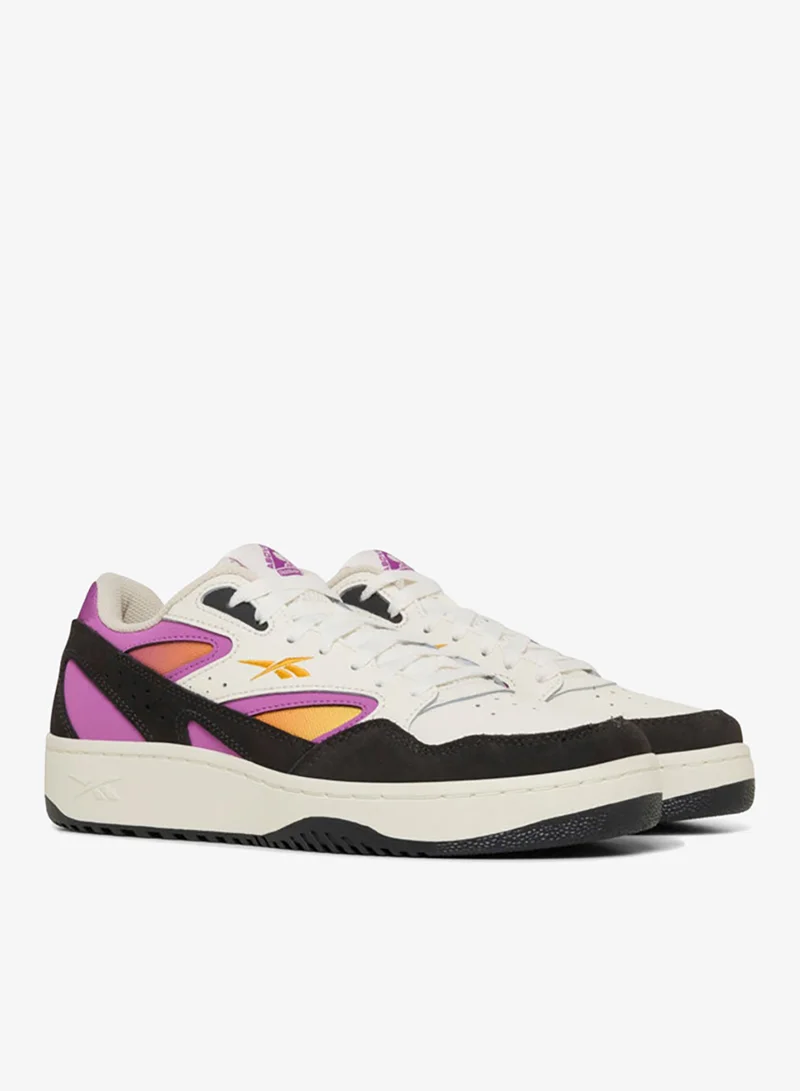 ريبوك The Reebok ATR Chill 96 unisex combines classic '90s style with modern comfort. Its high-impact vintage design features retro details, a durable synthetic upper, and a durable rubber sole that provides traction on any surface. With a touch of nostalgia, these sneakers are perfect for those looking to relive the sports style of yesteryear, while enjoying a comfortable ride and a secure fit.