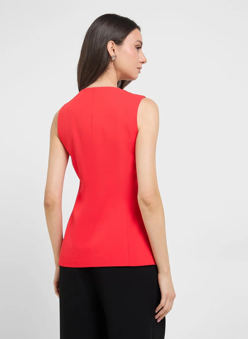 ايلا بلوزة بدون أكمام