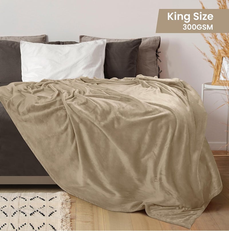 بطانية من نسيج الفليس من Utopia Bedding، مقاس كينغ، لونها بني، وزنها 300 جرام، بطانية فاخرة مضادة للكهرباء الساكنة، ناعمة ومخملية، خفيفة ��لوزن، مصنوعة من الألياف الدقيقة (أبعادها 90×102 بوصة). - Image 2